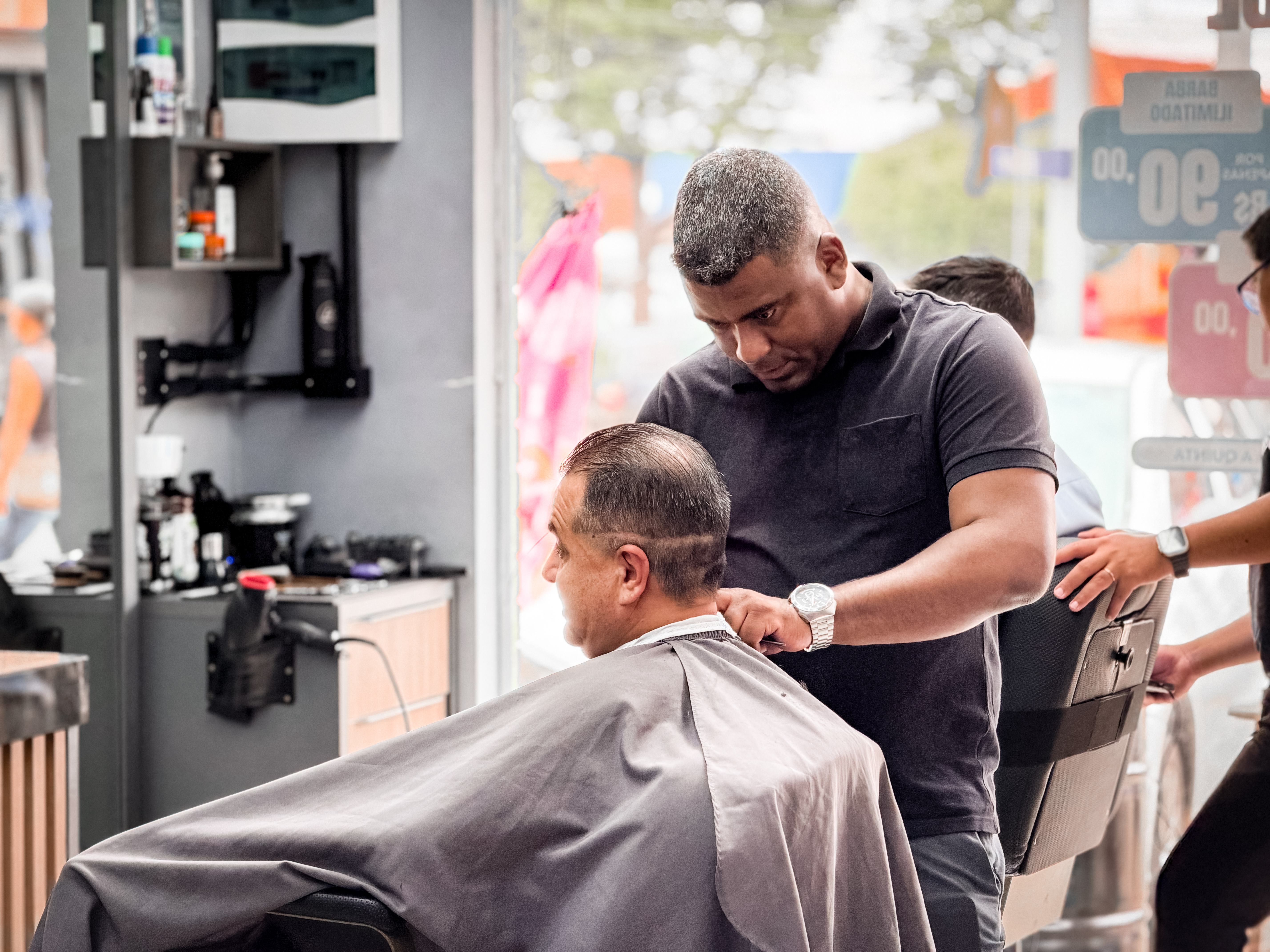 Fotografia mobile de bastidor em barbearia